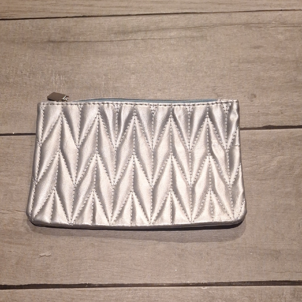 🍦Ipsy Silver Quilted Zip Pouch🐣